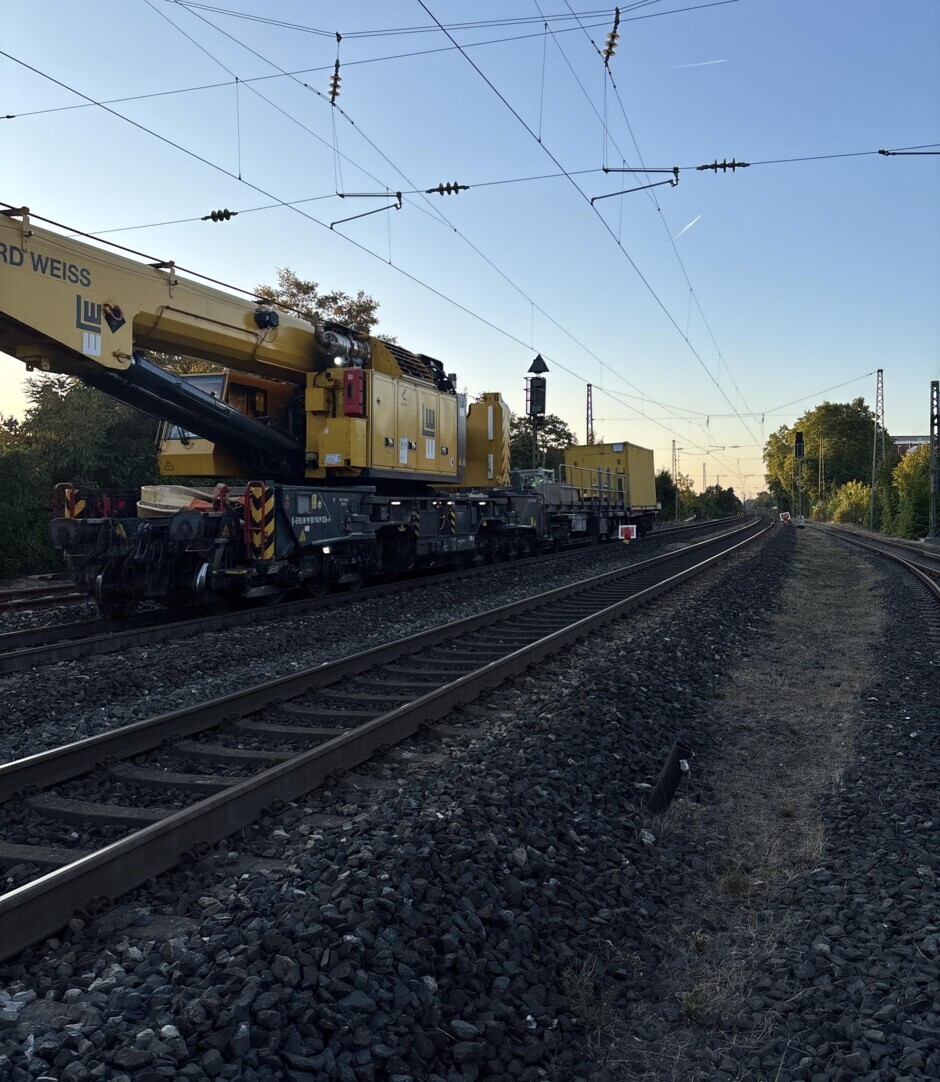 Vorbereitende Arbeiten starteten bereits in der Nacht, sodass zum Sonnenaufgang die Großgeräte anrücken konnten.