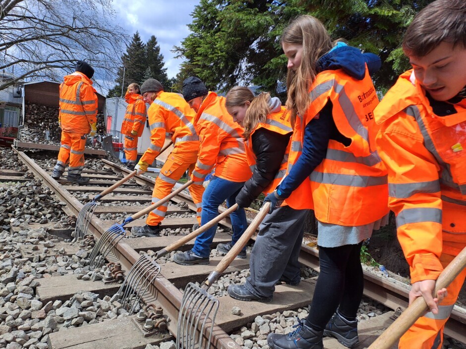 20240425_140942.jpg Die Mädchen schotterten das Gleisbett.