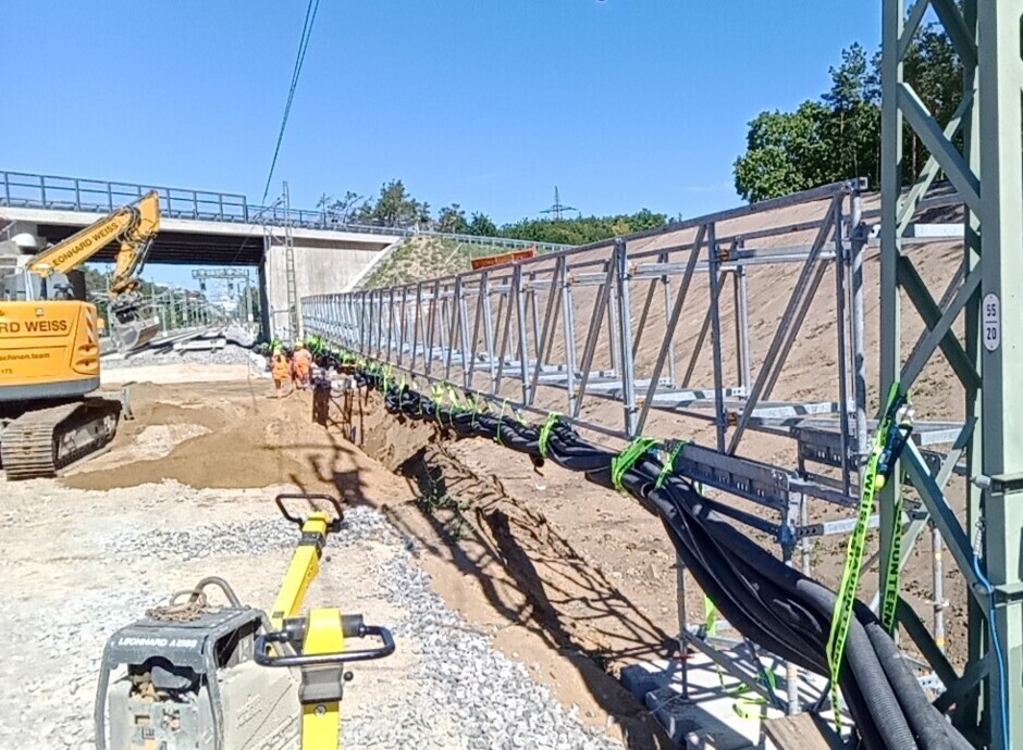 An der B505 in Strullendorf wurde eine Kabelbrücke gezogen, gleichzeitig fanden Gleistiefbauarbeiten statt, damit wenig später…