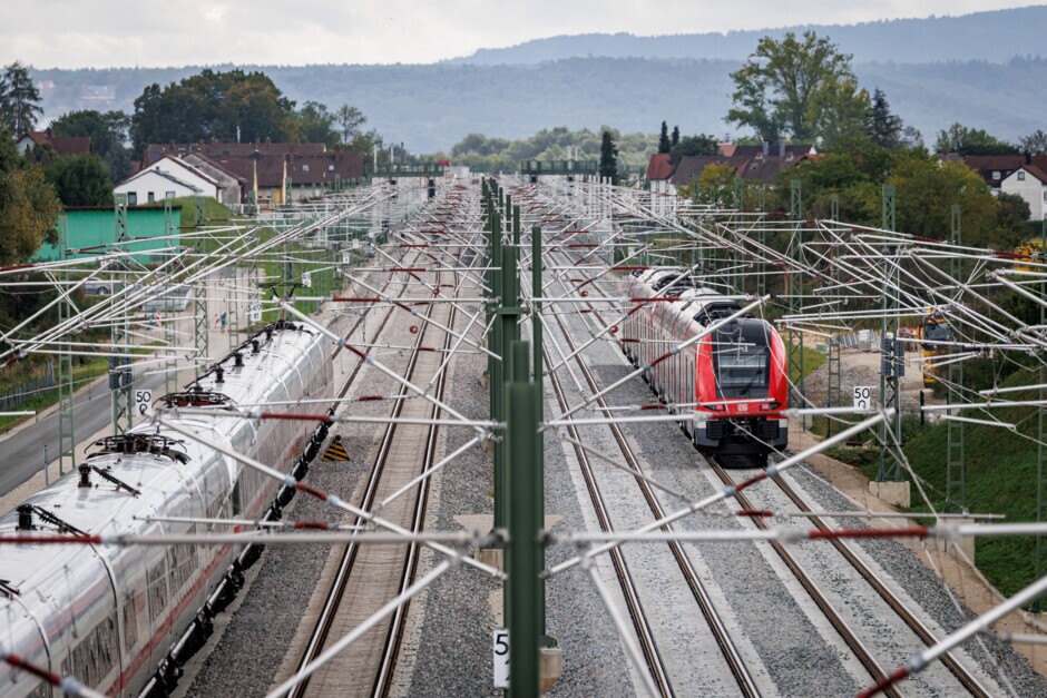 Nun fahren die Züge zwischen Nürnberg bis südlich von Bamberg auf vier Gleisen. 