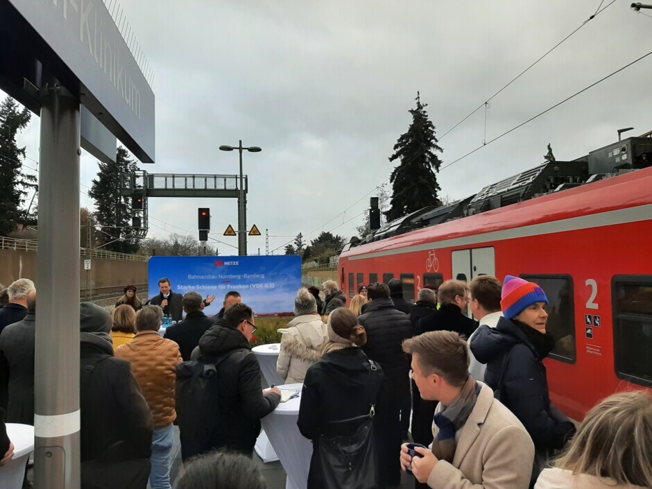 Die Veranstaltung fand direkt am Bahnsteig und bei laufendem S-Bahn-Betrieb statt.