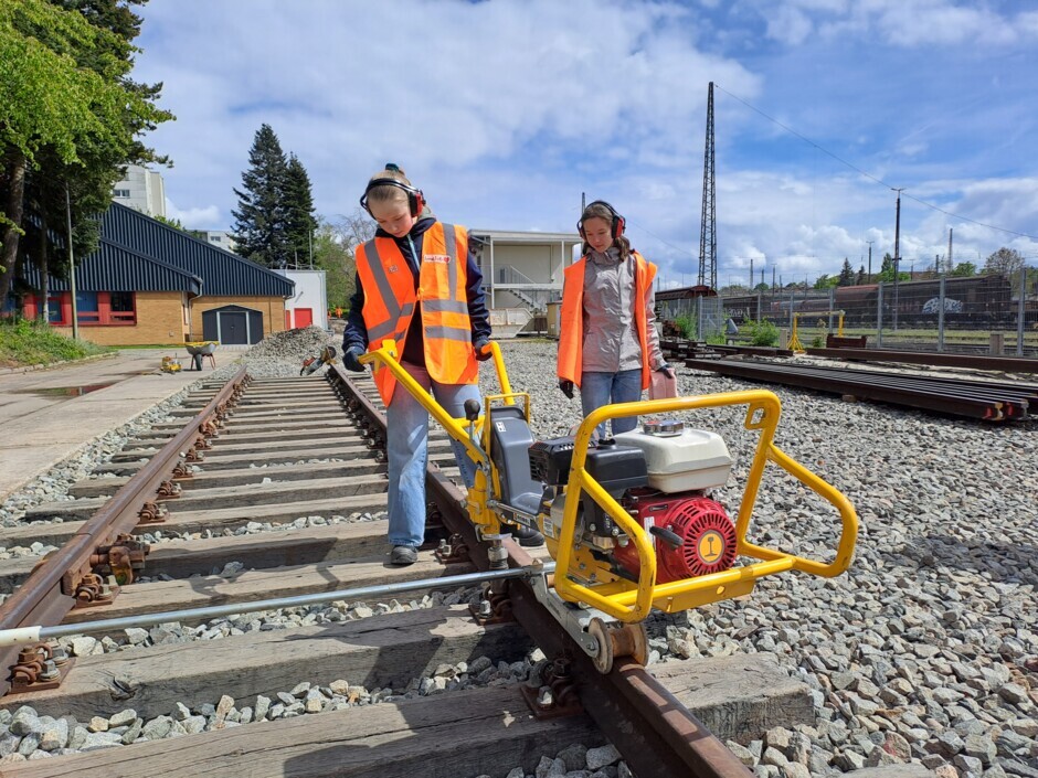 20240425_142248.jpg Die Mädchen lernten alle wichtigen Bestandteile beim Gleisbau kennen.